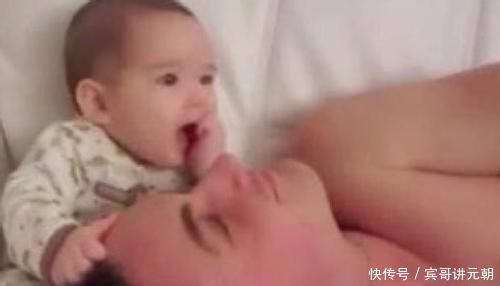 爸爸|爸爸的呼噜声太大声,吵得宝宝睡不着后,宝宝一个动作可爱极了