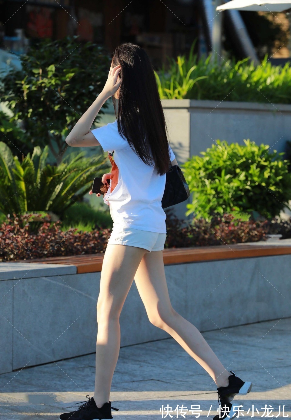 身材|看我这位辣妈的穿搭，终于知道为什么身材那么凹凸有致，真美