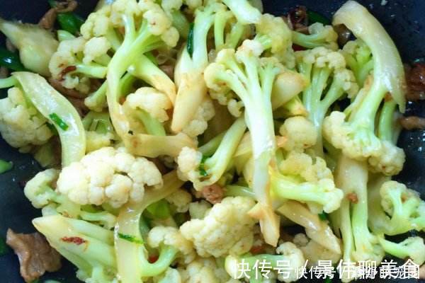 炒花菜时,很多人忽略了这一步,难怪不易熟还不入味