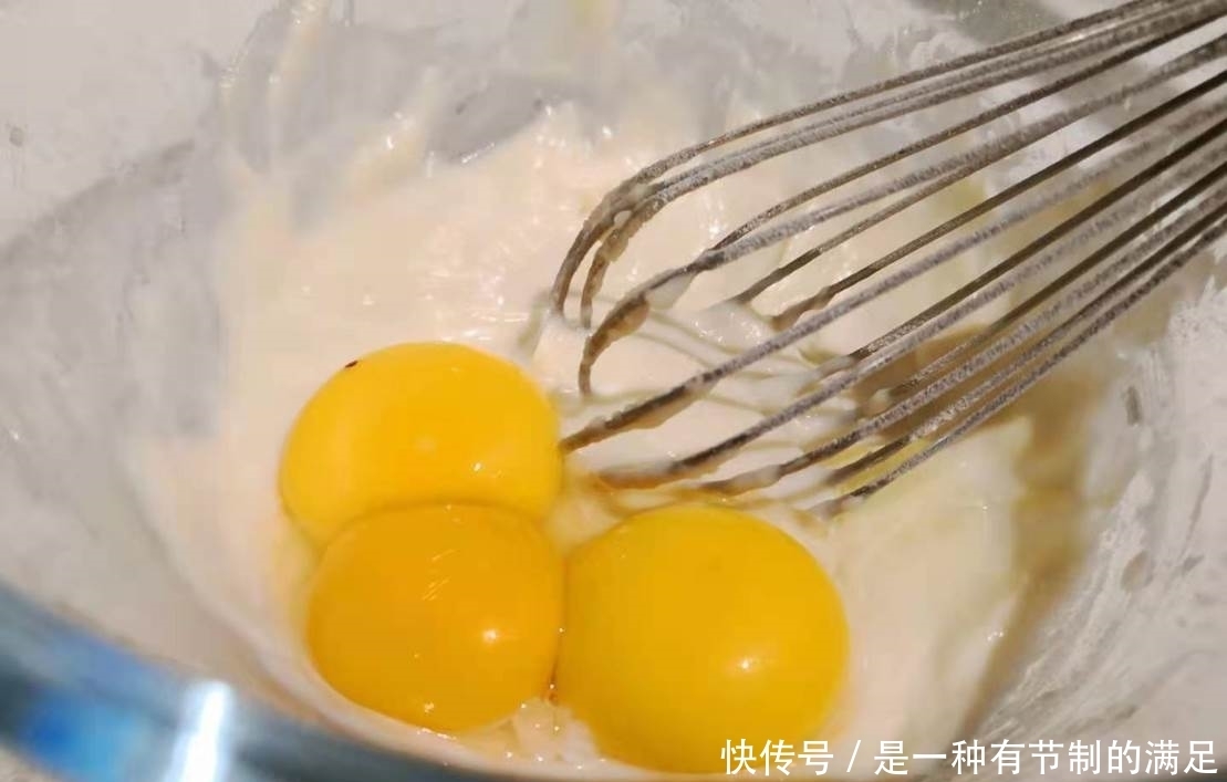 做好这一步，普通的戚风蛋糕，也能拥有“水光肌”