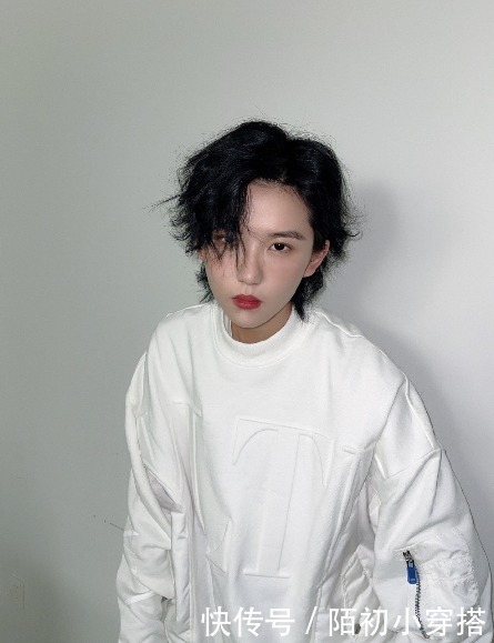 帅气|陆柯燃也太会穿了,格纹上衣配荧光裤,帅气模样男生看了都心动