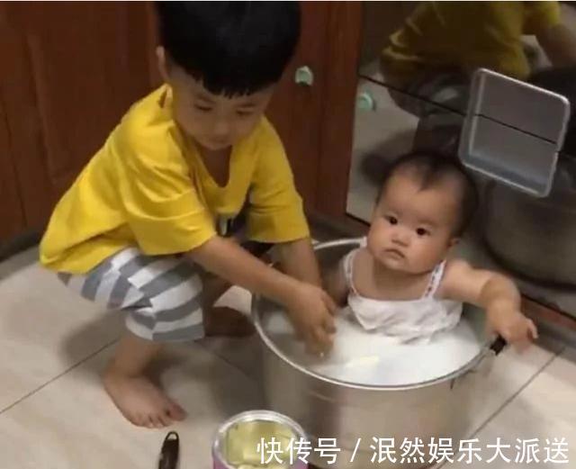 妈妈|妈妈刚离开，哥哥就把弟弟放锅里，回来时高汤都熬好了