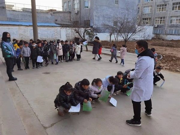 医务人员|[卢店镇中心小学东校区]关注孩子健康成长，常规体检在行动。