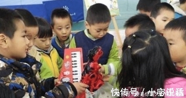 互换|幼儿园圣诞互换礼物,宝妈用千元文具只换回纸人,看到价格更崩溃