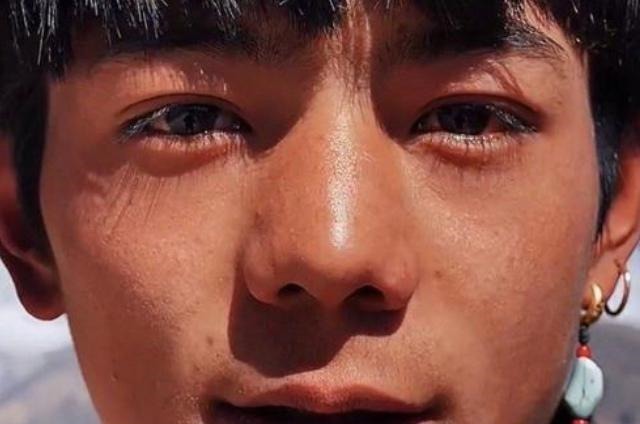 选秀节目|丁真所在国企拒绝他参加选秀和综艺,他的爆红是偶像文化的反噬