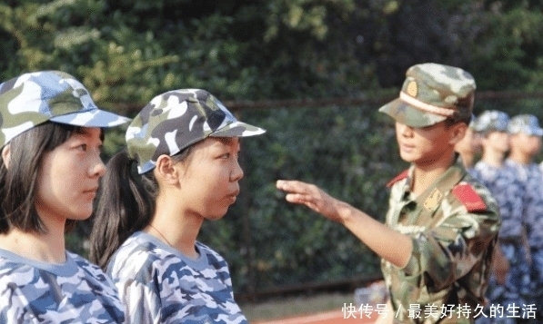 眼中|军训时，女生自以为“丢人”的3种行为，在异性眼中超有魅力