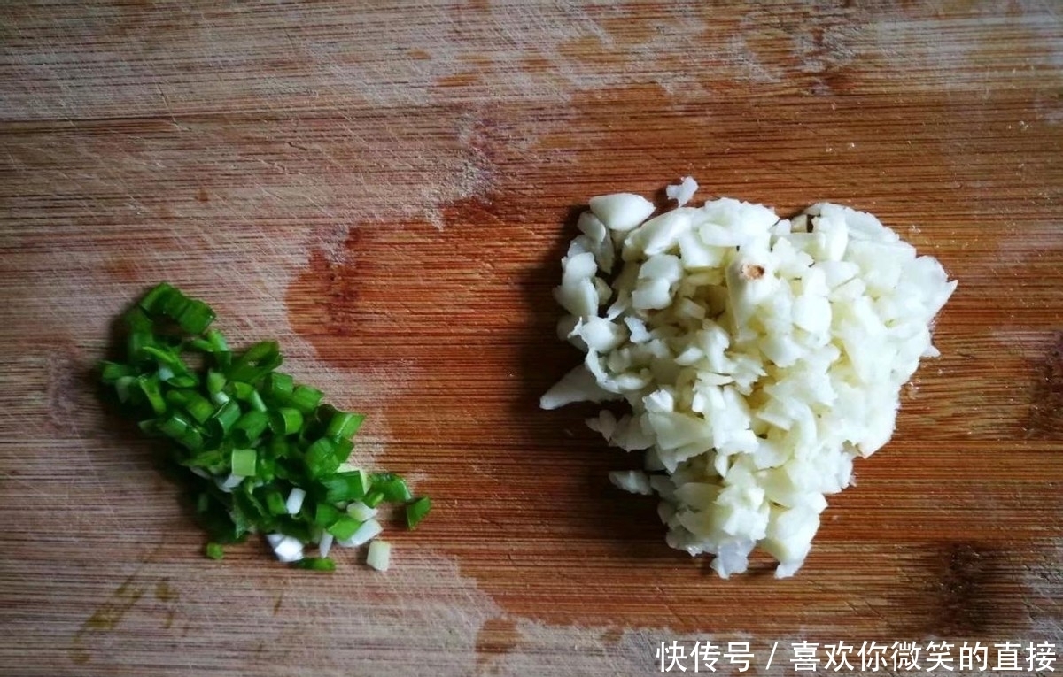 家人都喜欢吃的一道蒜蓉金针菇,简单好操作,味道不比烧烤的差