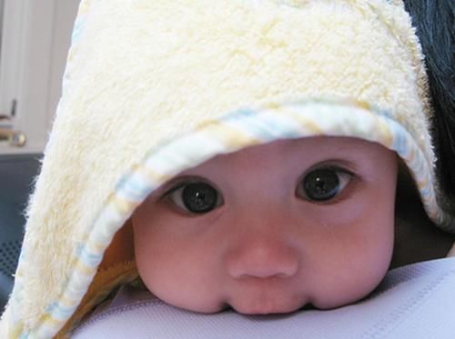 “高颜值女婴”走红,用长相征服众人,护士感慨:还是头一回见