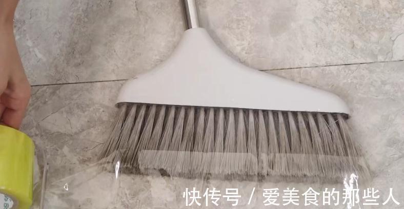 将胶带粘在扫把上,用处真大,解决了家家户户的大麻烦,快试试看