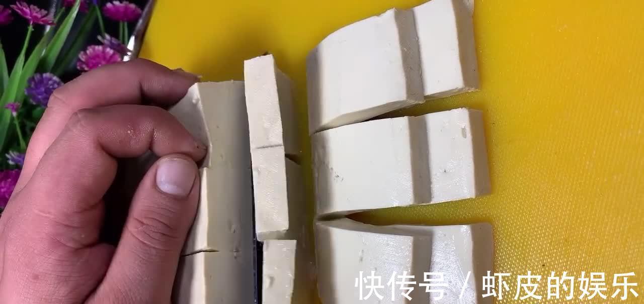 酱焖大豆腐的做法，酱香味美滑嫩入味，东北人非常喜欢