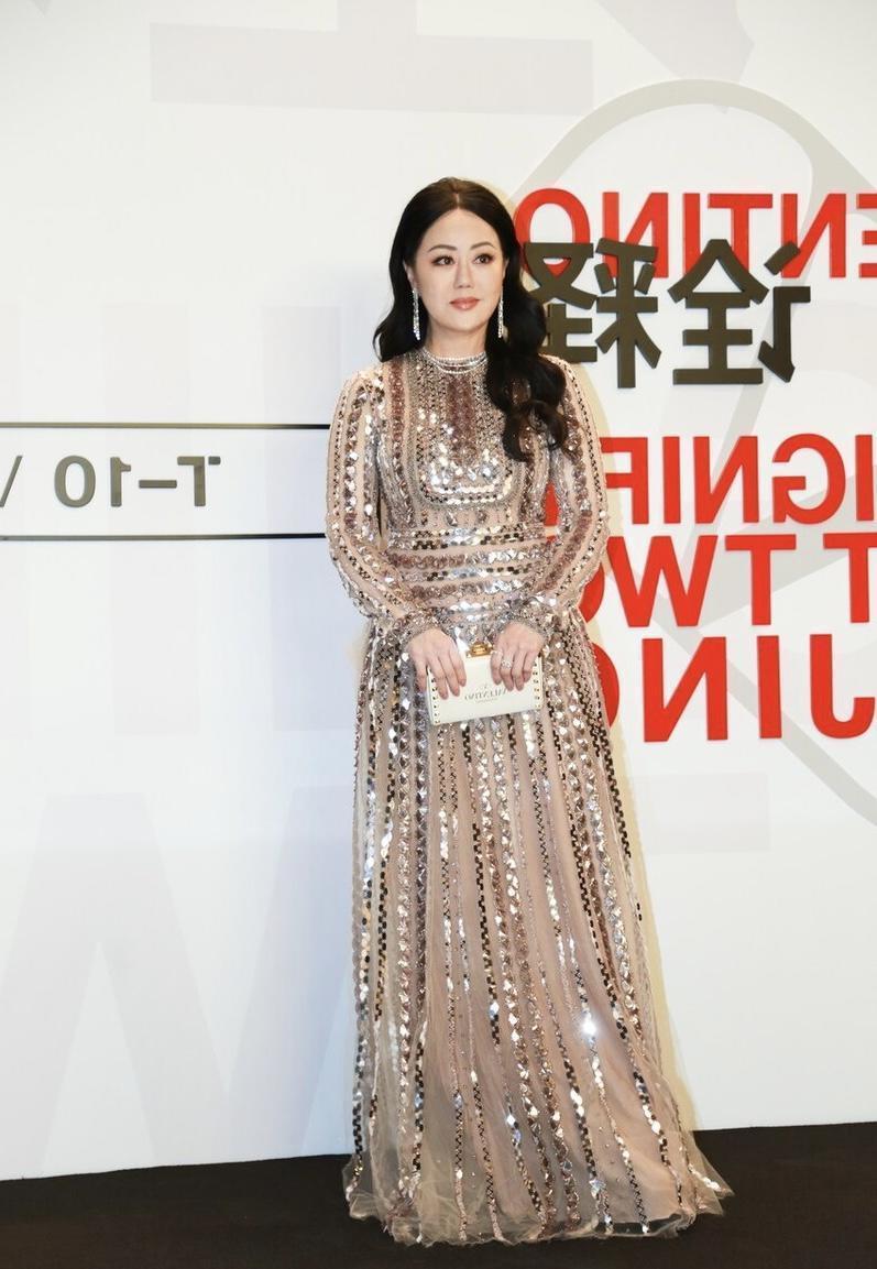 穿搭|章小蕙才是“人间富贵花”!穿香槟色亮钻长裙超有阔太气质,超美