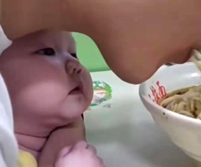 小馋虫|爸爸为吃独食,对宝宝用“锁喉功”,宝宝之后的表现让妈妈笑喷
