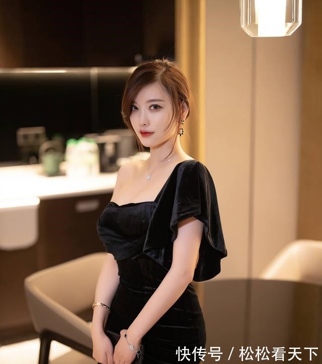 黑色 晚礼服已经不流行了,现在流行这样的黑色连衣裙