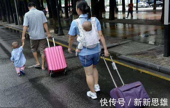 大宝|哥哥一亲近刚出生的妹妹,妹妹就莫名哭泣,妈妈打开襁褓脸都变了