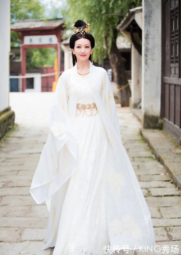 冻龄女神|赵雅芝重现“白素贞”，29年容颜未变，67岁风采依旧