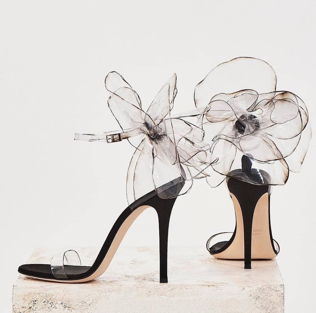 圣罗兰 大菠萝的高跟鞋主打气质,萝卜丁的高跟鞋主打性感,哪个更胜一筹