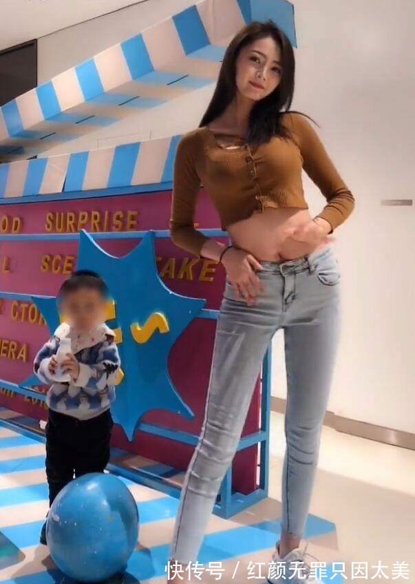 小蛮腰 美女与牛仔裤的搭配,眼神个性又不羁