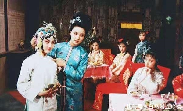 王熙凤|袭人母亲离世,一向仁慈的贾母为何恶言讥讽?王熙凤看得最通透