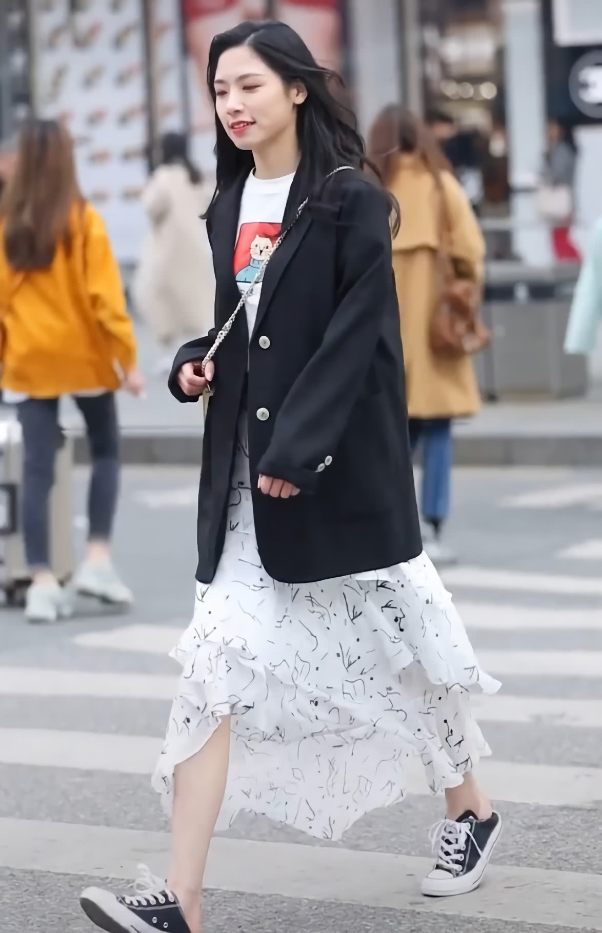 小姐姐穿|最近火了一种半裙,叫“碎碎裙”+西装,秒变初恋少女,忒时髦