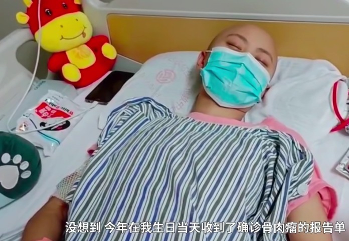 女孩|20岁漂亮女孩患癌对比图曝光,前后判若两人,父母皆是残疾人