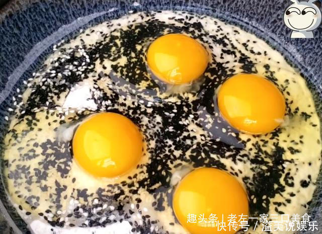 面包|宅在家里做美食,芝麻里打4个鸡蛋,不蒸不烙,松软美味比面包香