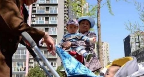 妈妈|外出遛娃,49岁妈妈偶遇49岁奶奶,对比之下差距不只是一点点