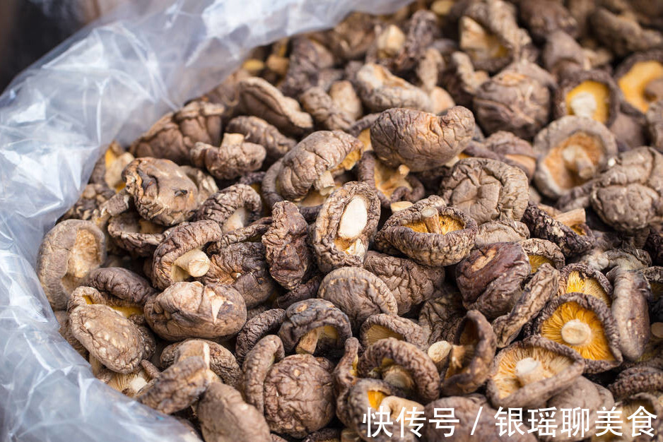 凉水|泡发干香菇，用凉水还是热水教你一招，泡发速度快，营养不流失