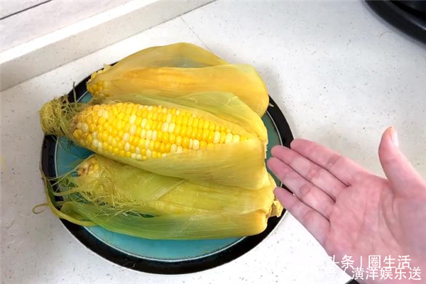  学学|煮玉米不要清水下锅，多加2样东西，玉米更加香甜软糯，快学学