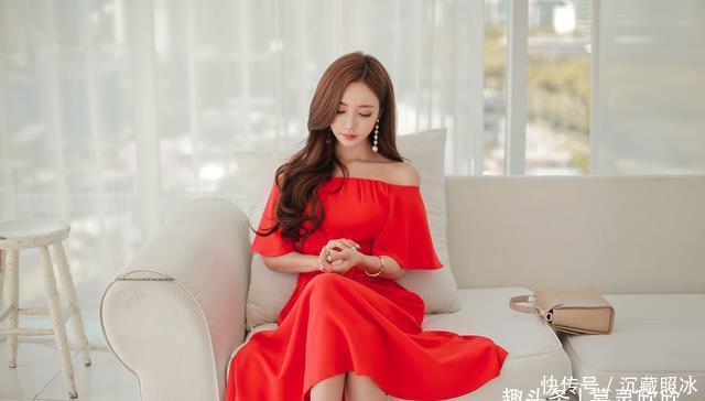 魅力孙允珠穿搭:石榴蜜红热恋喇叭长裙与轻熟蕊白奶昔叶片雪纺衫