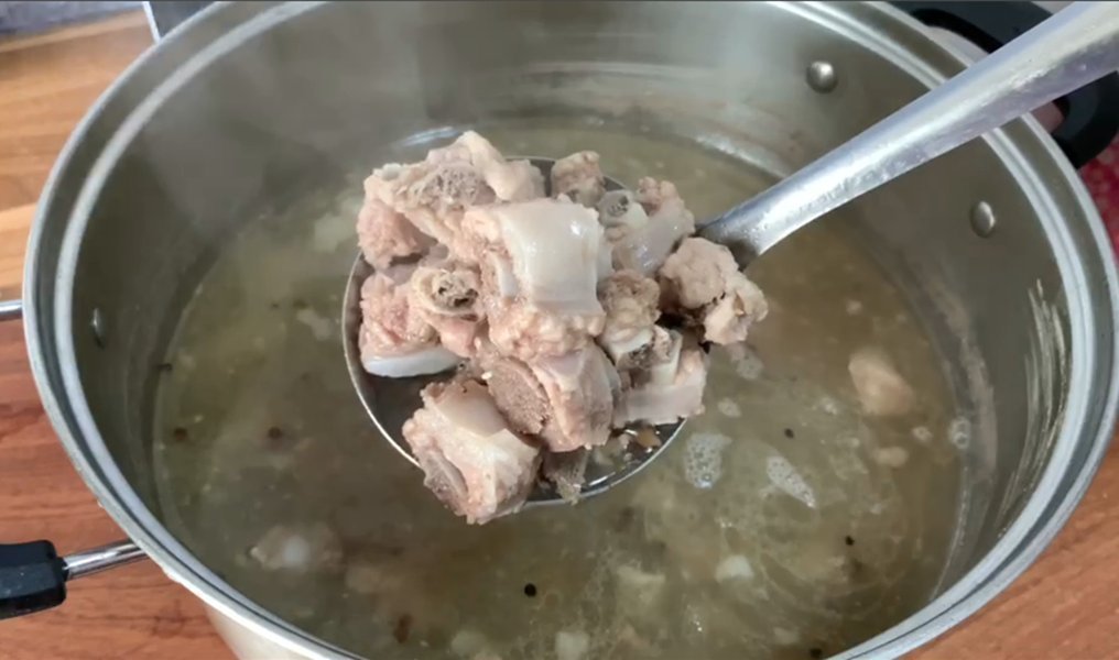 炖排骨时，有人先焯水，有人直接炖，全都不对，大厨教你正确做法