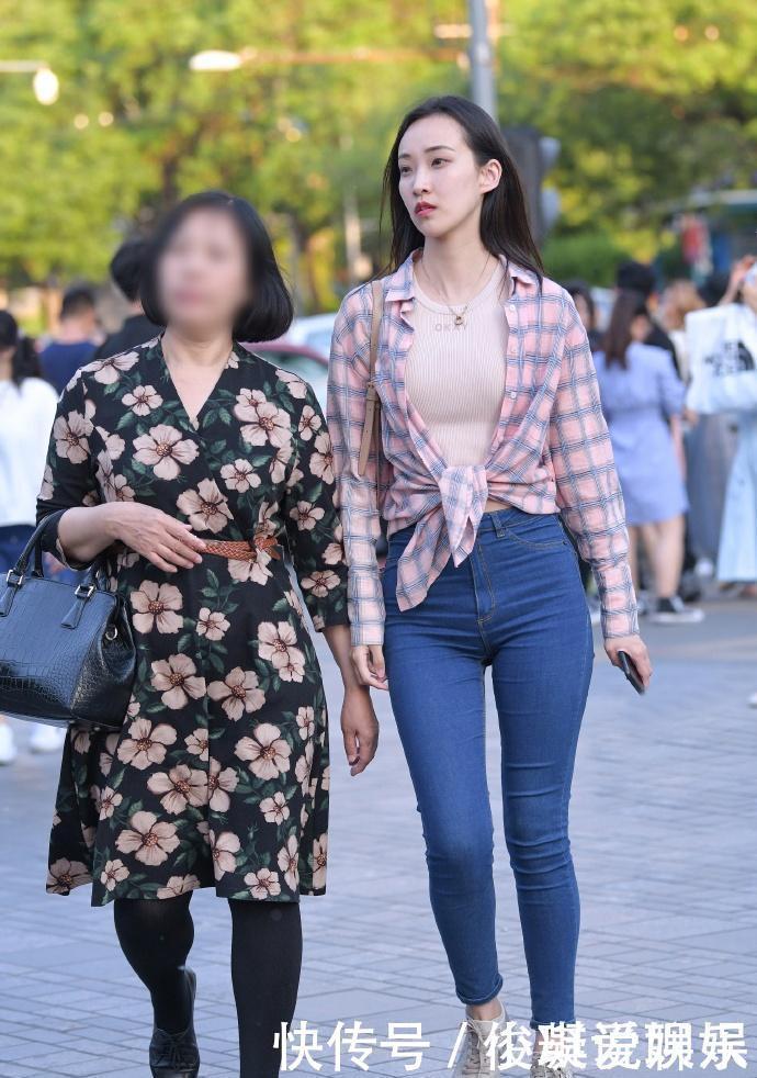 美女魔鬼般身材,牛仔裤紧致的效果大方得体