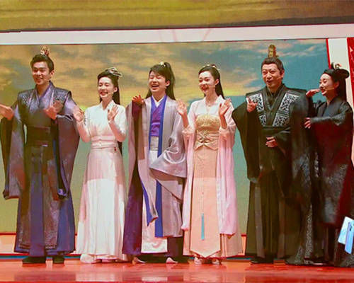 杨超越|“综艺势力榜”《青春有你2》话题量破20亿,虞书欣力压蔡徐坤