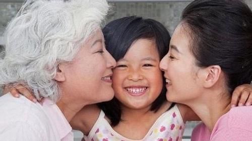 舅舅|帅气舅舅偷亲了小外甥女,宝贝接下来的动作,舅舅觉得好温暖