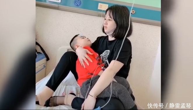 生病|姨妈抱着生病的外甥,这一幕感动了很多人,网友:姨妈也是妈