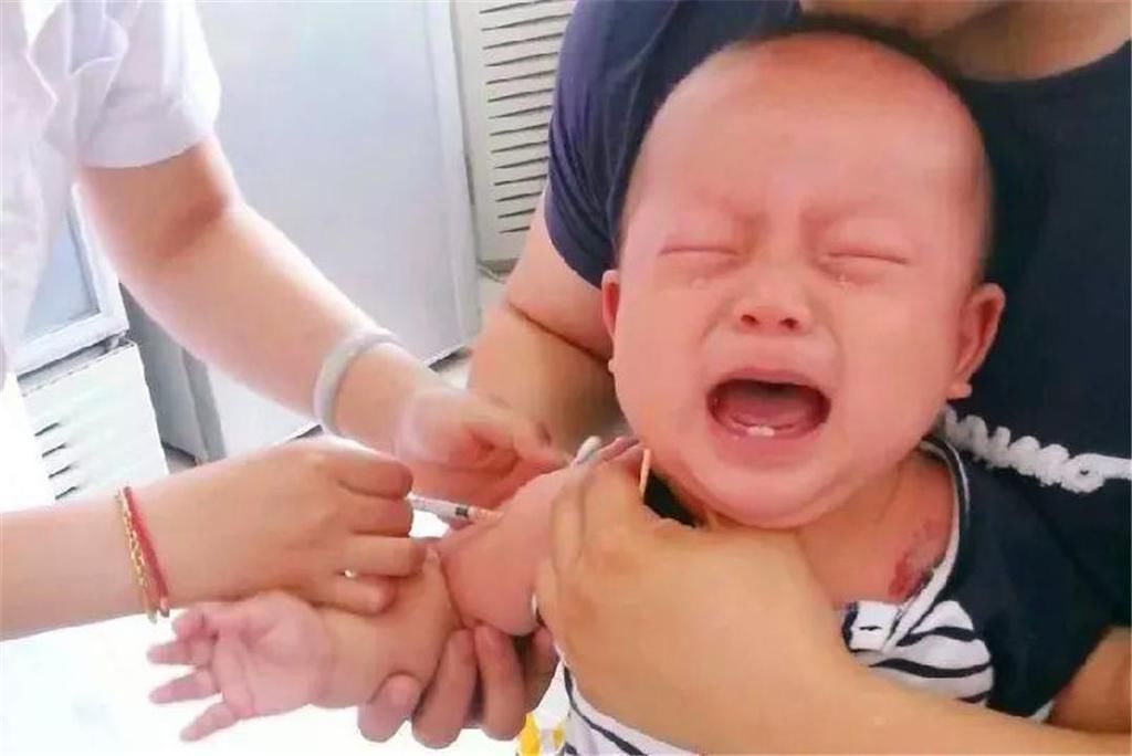 医生|8个月的宝宝接种疫苗,小表情让人忍俊不禁,医生:舍不得下手