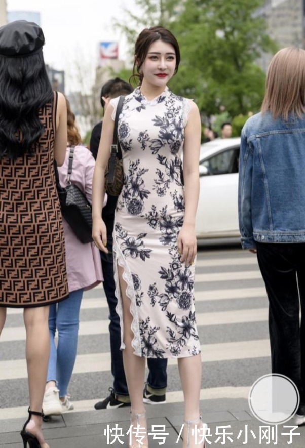 美女穿“白瓷器”旗袍,脚下“T”字高跟鞋略显寒碜