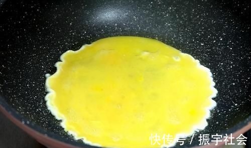 把鸡蛋整个倒进油锅里，瞬间变美食，许多人一直没有吃过，真解馋