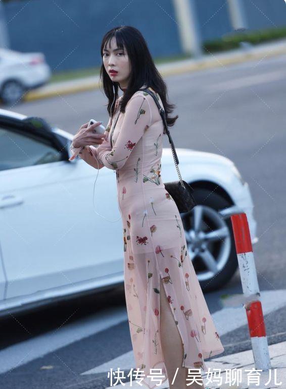 血色|小白鞋搭配修身碎花裙,优雅时尚,满满的青春少女感