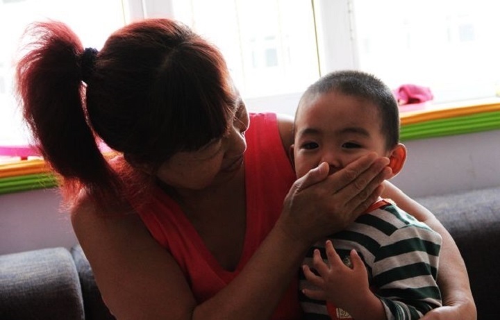 父母|孩子到了这个年龄段,老人就该“撤退了”父母亲自带才最好