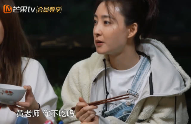 黃磊做完飯卻不動筷子，王麗坤一臉納悶，何老師解釋心疼
