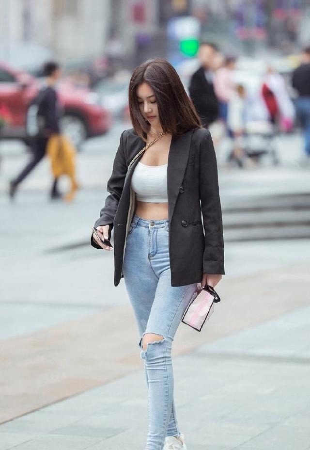 穿着破旧牛仔裤, 创造独特的美, 展现你的个性魅力