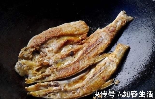 煎鱼时,不要只加食盐,多加一个步骤,煎出的鱼不粘锅也不破皮