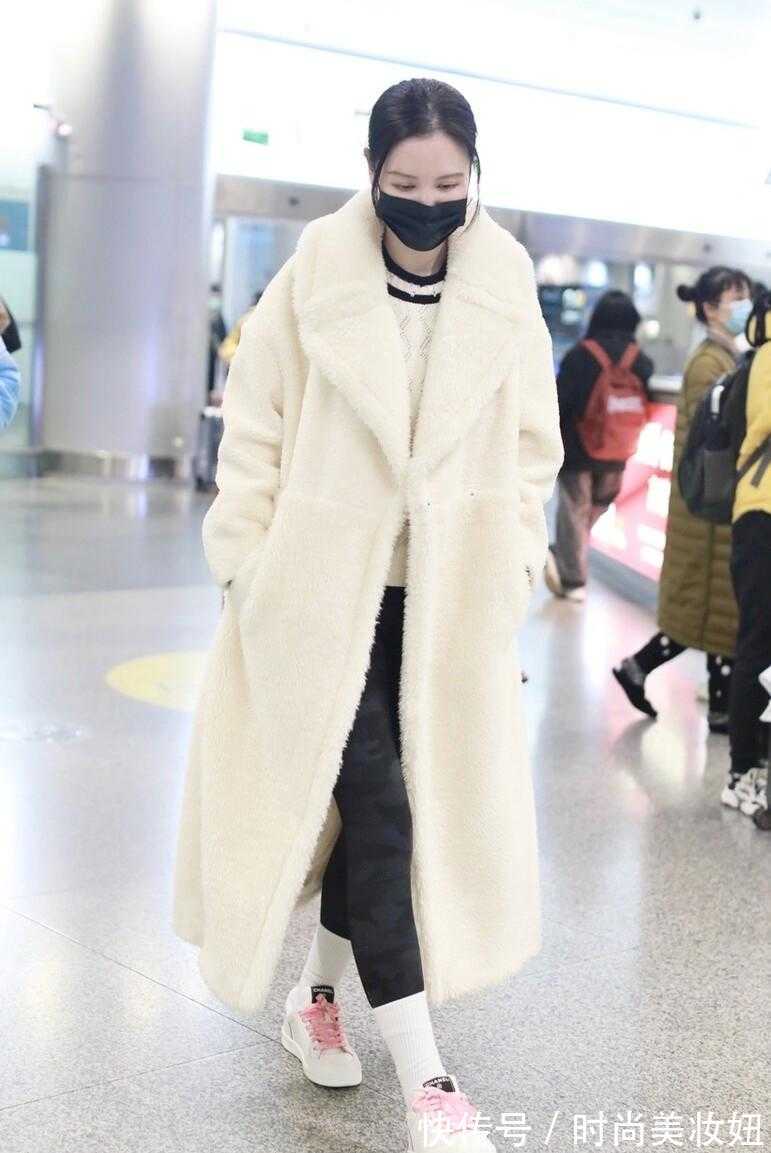 羊羔绒 40岁张萌真赶时髦,穿羊羔绒外套配瑜伽裤,比小姑娘还洋气