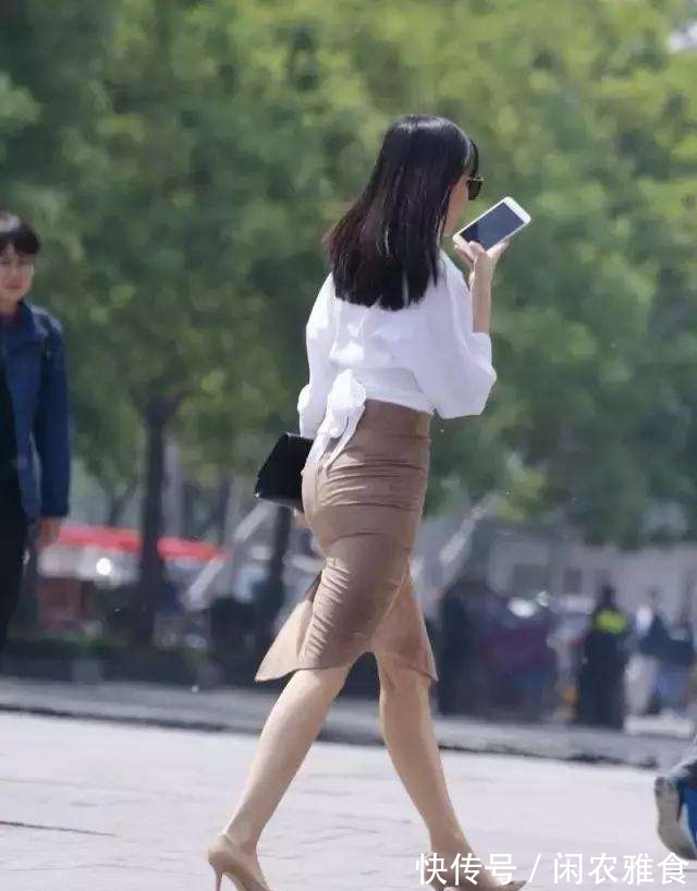 白衬衫|街拍：20多岁的女白领穿包臀，白衬衫的女人自带气质!