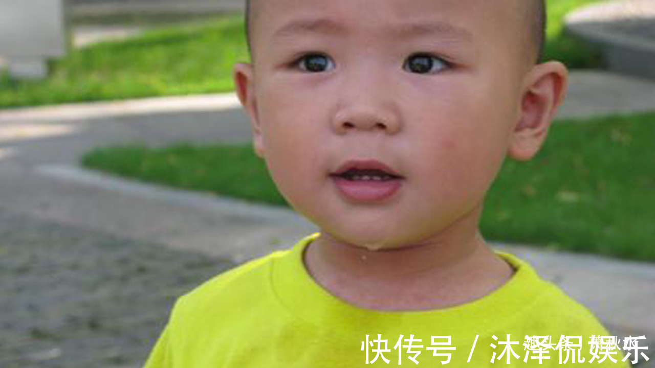 玩耍|孙子在公园玩耍,却带回一个玉月饼,奶奶看到忙带他回去烧香跪拜