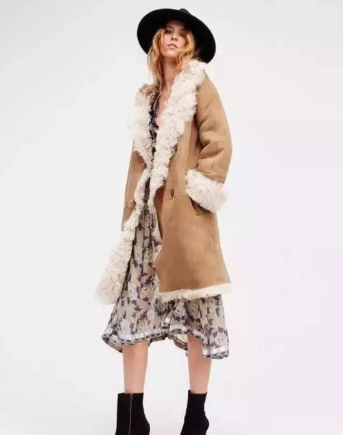 今年流行这么穿：羊羔毛外套＋仙女裙，温暖时髦显气质，谁穿谁美