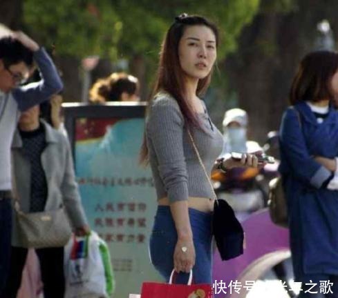 牛仔裤穿搭更显时尚韵味, 轻松穿出迷人的线条感!