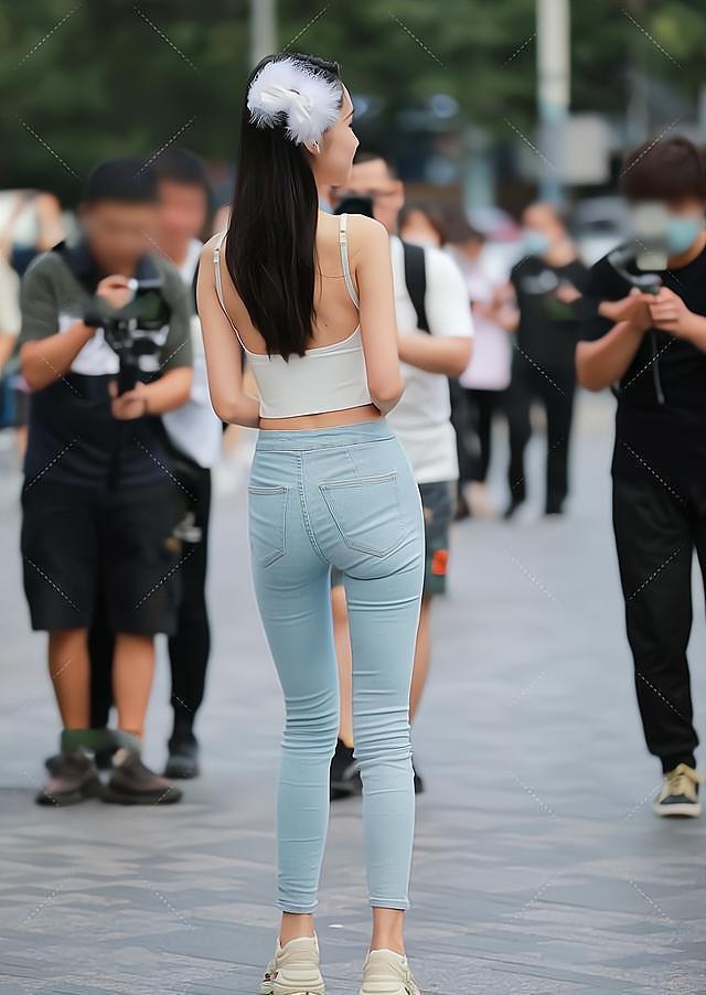 搭配 牛仔裤搭配白色短款上衣，穿搭清纯时尚，少女气息十足