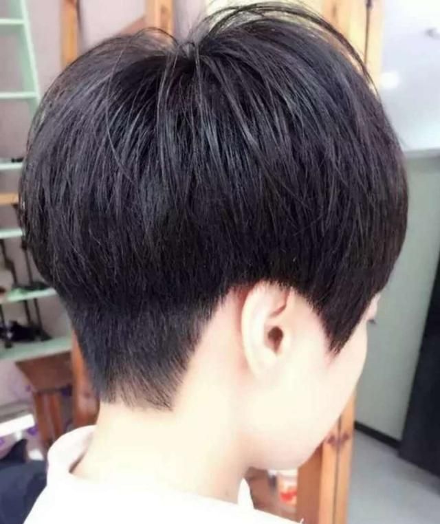 好看不用打理的女短发，不烫不染无需造型，时尚减龄又显发量