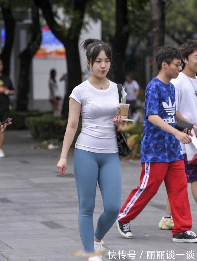 百搭 健美裤小姐姐搭配精巧细腻,穿出时尚自然美!